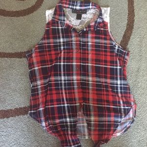 Plad no sleeve button down with lace